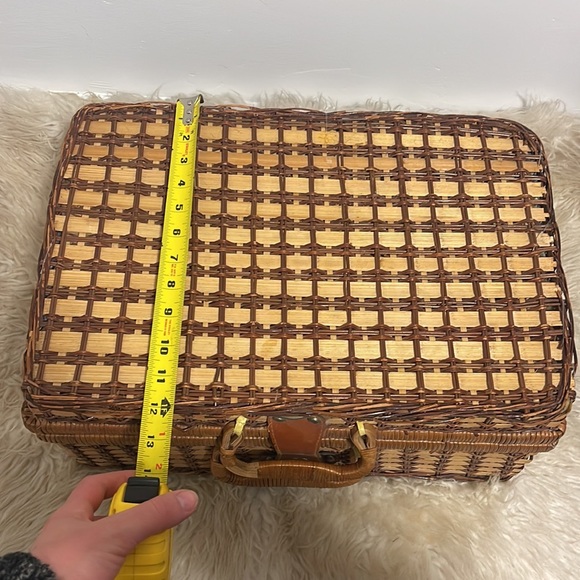 Cute vintage wicker picnic basket with reusable plates - Picture 9 of 9